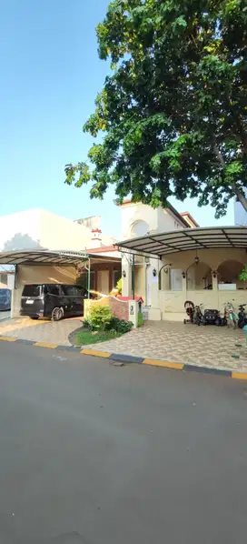 Rumah dengan Kolam Renang – Oriana Permata