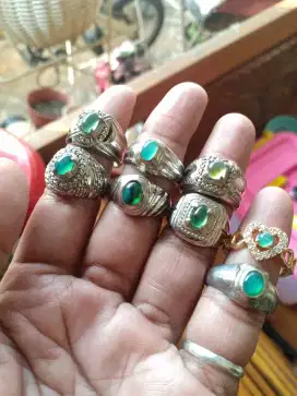 bacan minion kantoran kristal
