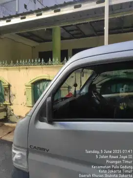 Kenek bongkar muat angkutan barang