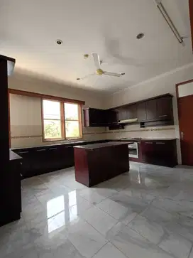 Rumah townhouse cipete bebas banjir ada kolam renang dan marmer