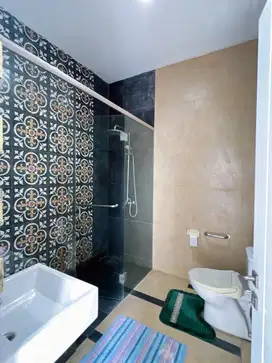 Rumah Mewah Full Furnished di Griya Babatan Mukti