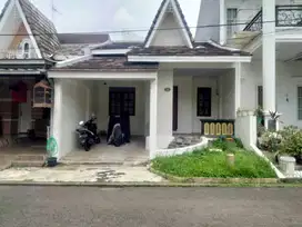 DISEWA RUMAH 2LT SEMIFURNISH DI VICTORIA SENTUL CITY SSR715 A2