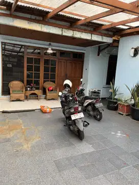 Rumah Kost besar di depan jalan raya Grogol