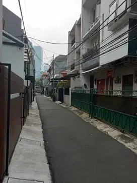 Dijual Rumah Kost 45 kamar di Benhil Tanah Abang Jakarta Pusat