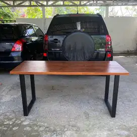 Meja kerja kayu solid