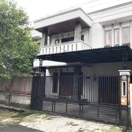Rumah 2 Lantai 3+1 Kamar Hadap Utara Depan Taman