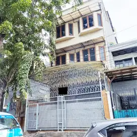 Rumah 3 Lantai 13+1 Kamar Pinggir Jalan Raya Hadap Timur