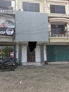 Disewakan Ruko di jalan besar, siap pakai.