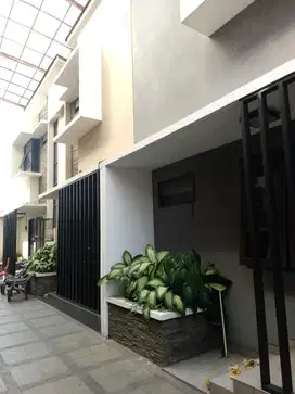 Dijual Cepat! Rumah + 6 Unit sewaaan Aktif, Jakbar, Dekat Senayan