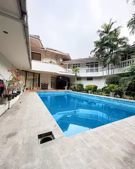 Dijual Rumah Besar di Jantung Kebayoran Baru, 1.644 m² , 6BR, SHM