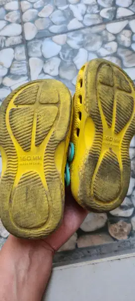 Sandal anak crocs asli dan sandal biasa