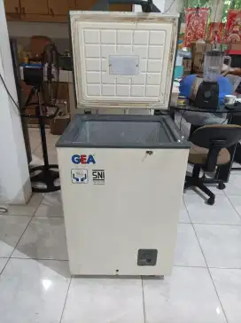 Freezer 100 L bekas