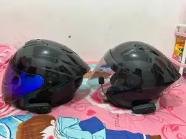 Di jual 2 helm + 2intercome udah kepasang