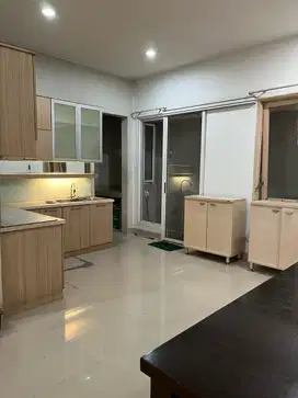 DIJUAL RUMAH 2 LANTAI SEMI FURNISHED DI FLOURITE RESIDENCE