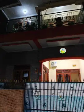 Di jual rumah dua lantai siap huni