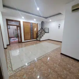 Jual Cepat Rumah di Taman Aries, Harga Rp. 3,5 M
