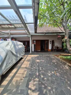 Rumah dicipete Kemang siap huni, asri dan rindang