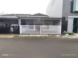 Rumah Cantik Posisi di Depan Komplek di Top Regency
