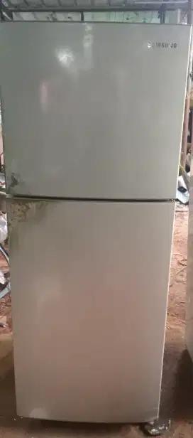Di jual kulkas samsung 2pintu kondisi normal siap pakai
