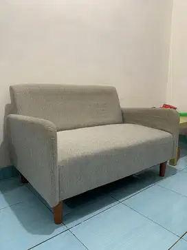 Sofa dua seat warna abu