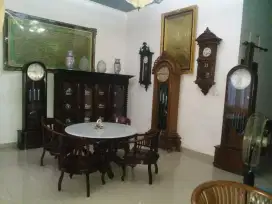 Juwal jam antik kuno dan lemari jaman balndo