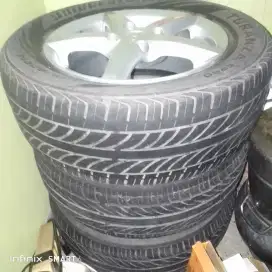 velg dan ban mobil lubang 4
