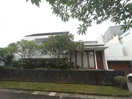 Rumah cantik dengan kolam renang posisi strategis di kemamg jaksel