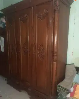 Lemari jati besar terawat
