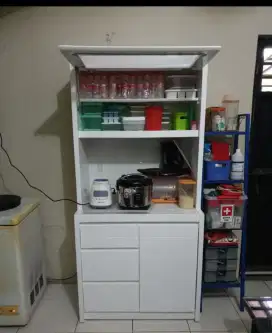 Lemari piring dan makanan