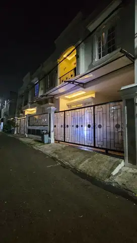 Di Sewakan Rumah 2 lantai bangunan baru jaksel