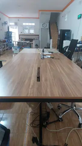Meja Meeting Kantor Kayu Kaki Besi – Kokoh & Elegan, Siap Pakai!