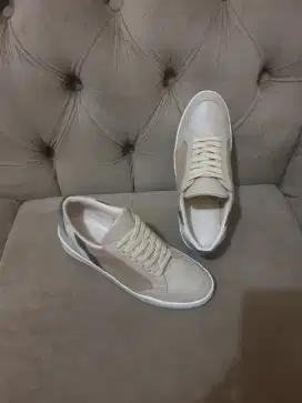 Mulus .authentic sepatu wanita .sneakers burberry size 37
