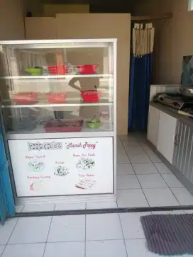 Di jual etalase kondisi masih mulus cuma 1 Thun pemakaian