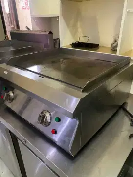 CE458030.
Griddle/teppan Listrik
P 60 cm x L 60 cm x T 30 cm