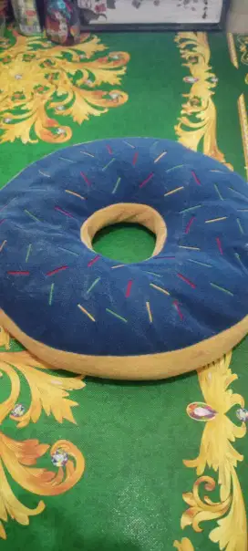 Bantal donut biru