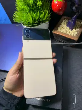 SAMSUNG Z FLIP 4RAM 8/256GB ORIGINAL SEIN MULUS NORMAL 

TAMPILAN MEWA