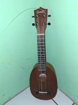 Gitar ukulele masih bagus