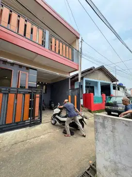 Dijual Cepat Bawah Pasaran Rumah 2 Lantai Dekat Stasiun