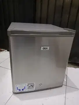 KULKAS MINIBAR GEA LIKE NEW