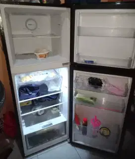 Di Jual Kulkas AQUA 2 Pintu Twin Inverter Kondisi normal Boleh Nego