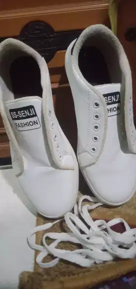 Sepatu sneaker senji