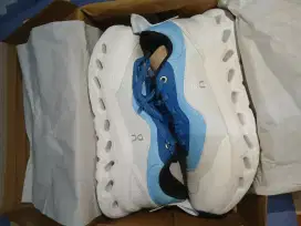 Sepatu on cloud. Size 40.