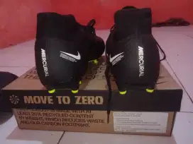 Di jual sepatu bola nike kondisi baru.
