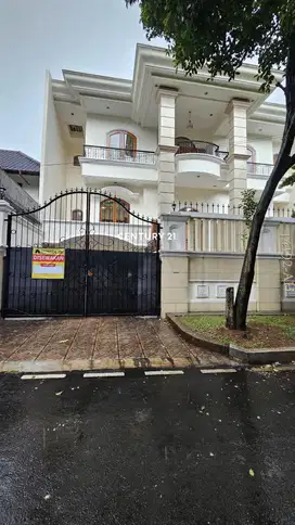Disewakan Rumah Mewah 2 Lantai Di Kawasan Pondok Indah