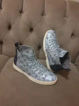 Mulus .authentic sepatu .sneakers louis vuitton .lv size 41