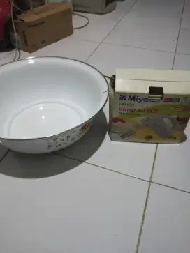 Mixer Miyako dan Baskom enamel 40cm Rp.100k dpt 2brg