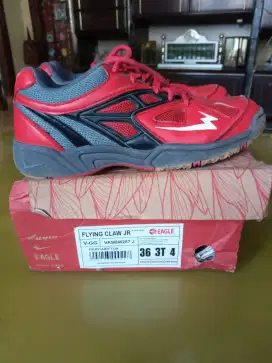 Sepatu badminton