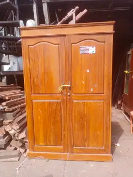 Lemari pakaian jati bekas