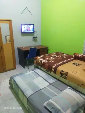 Penginapan Kos murah harian bulanan AC, WIFI SOLO depan Mal Sopar