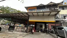 Ruko 3 lantai kondisi siap pakai lokasi sangat strategis